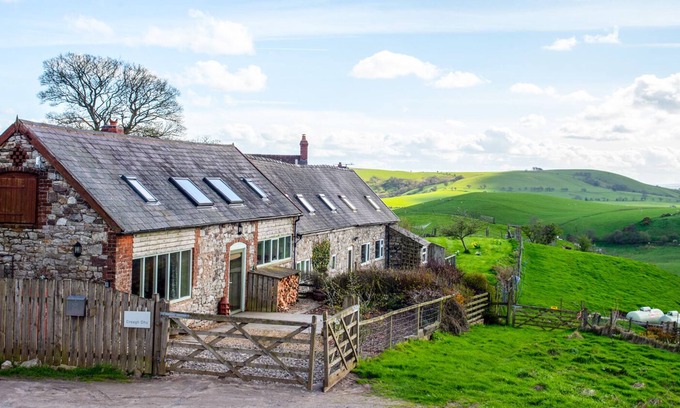Pontesbury Cottage | CREAGH DHU, pet friendly, with open fire in Ratlinghope
