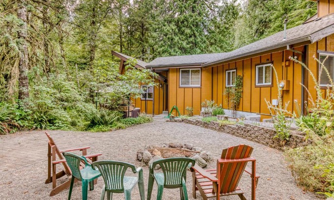 Mount Hood Village House | Creekside Cabin