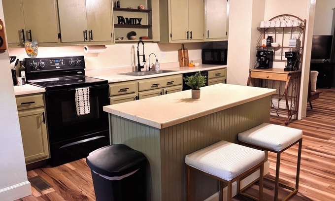 Maryville Cottage | Creekside Cottage: Private, Peaceful, Cozy Escape, Pet Friendly