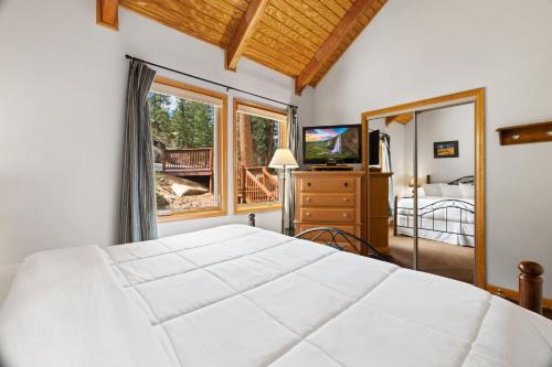 Fall River Estates Apartment | Creekside Suites 10 by Estes Park Condos