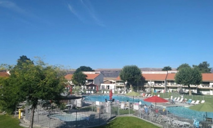 Quincy Condo | Crescent Bar Condo: On the river with Pool, Gorge shuttle/Wineries, AC