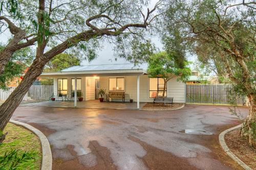 Dunsborough House | Crescent Bay Holiday Cottage & Studio
