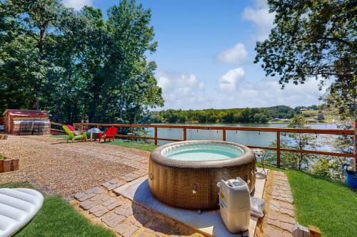 Delta House | Crescent Moon Tiny Lake House