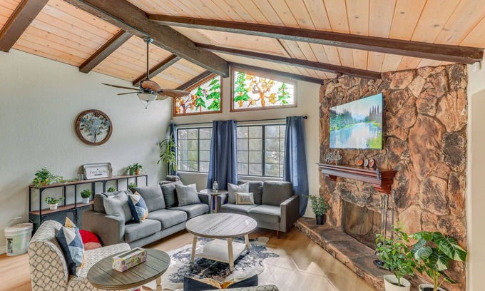 Crestline House | Crestline Home w/Private Hot Tub: Steps to Lake!