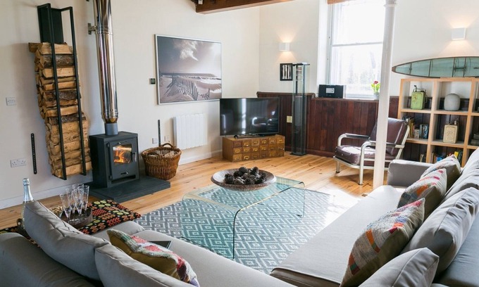 Ty Croes Apartment | Cribinau - a dog that sleeps 8 guests in 4 bedrooms