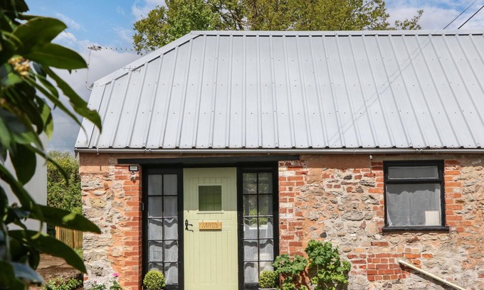 Whimple Cottage | CRISPIN COTTAGE, pet friendly, country holiday cottage in Whimple
