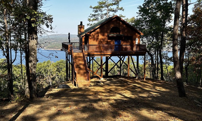 Bee Branch Cabin | Crockett's Escape Treehouse on Greers Ferry Lake
