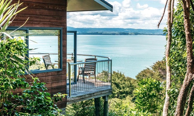 Omiha House | CrossTrees Chalet - Seaview - Waiheke Holiday Unit