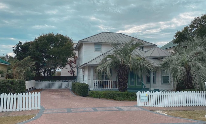 Crystal Shores House | Crystal Beach|Newly Remodeled|Free WiFi|Pool|Pet-Friendly|Walk to beach