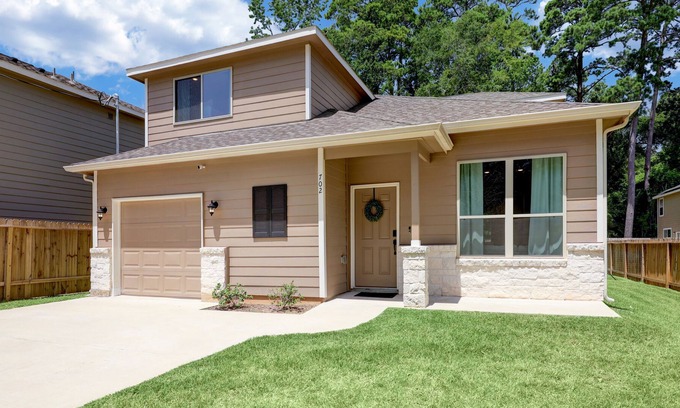 Montgomery House | Crystal River Retreat | Spacious home in Montgomery with full kitchen and yard
