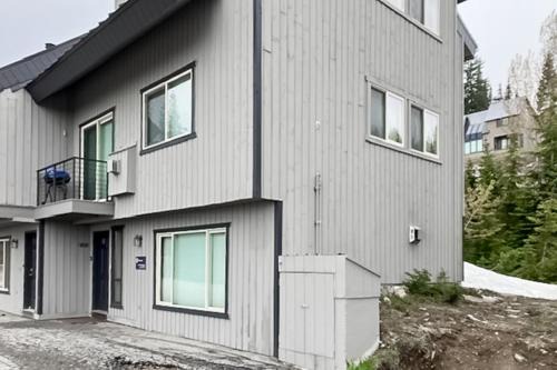 Sandpoint Apartment | Crystal Runaway