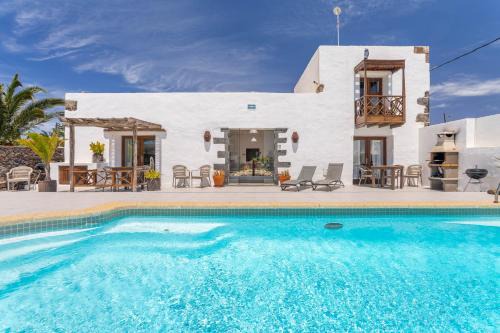 Tiagua Apartment | Cuarto Botánico Studio - Shared Pool - Central Island Location - 10 mins drive to Famara and La Santa