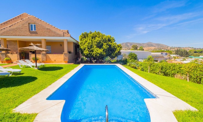 Alhaurin de la Torre Villa | Cubo’s Villa Plumaria de Alhaurin/private pool/free wifi