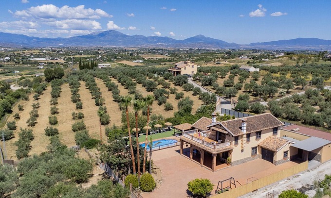 Alhaurin el Grande Villa | Cubo's Villa Los Javieles/pool/air conditioning/ideal for children/free Wi-Fi