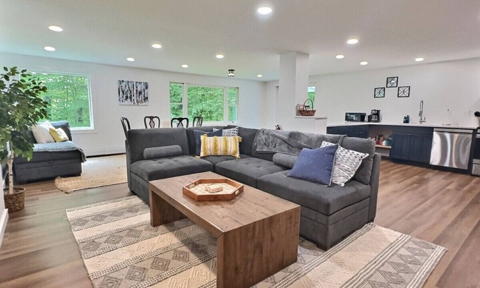 Killington Apartment | CubsCorner - Pool, Sauna, Gym, Close to Mountain!