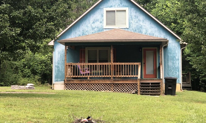 Jamestown Cottage | Cumberland Lake House - 2 miles from Jamestown Marina - Sleeps 11