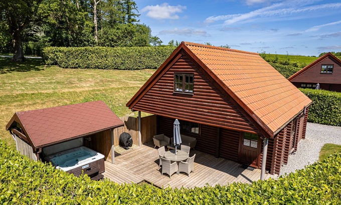 Pickering Ski Chalet | Curlew Lodge - sleeps 4 | Hot Tub, Dog Friendly | 4* Gold Award