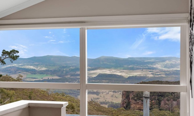 Blackheath House | Currawong Cottage with views