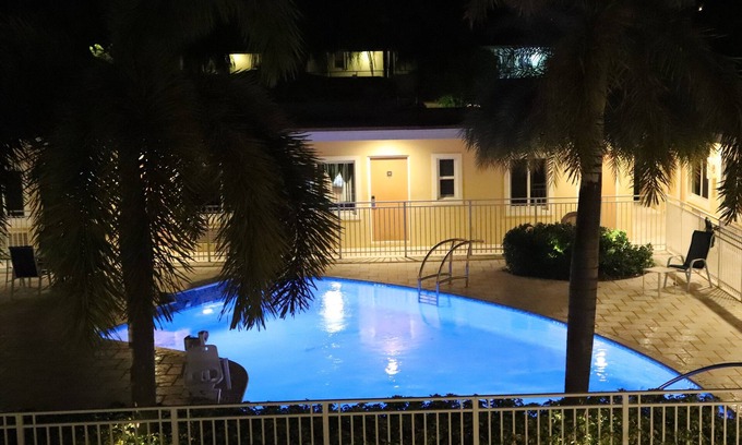 Hollywood Lakes Hotel | Curtis Inn & Suites