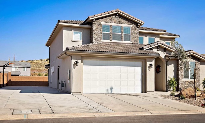 Sienna Hills House | Curtis Ladera RV PAD, Basketball Hoop, Community Pool