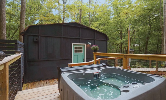 South Bloomingville Cabin | Cute and Cozy! Relax in Hot Tub! Caves Close