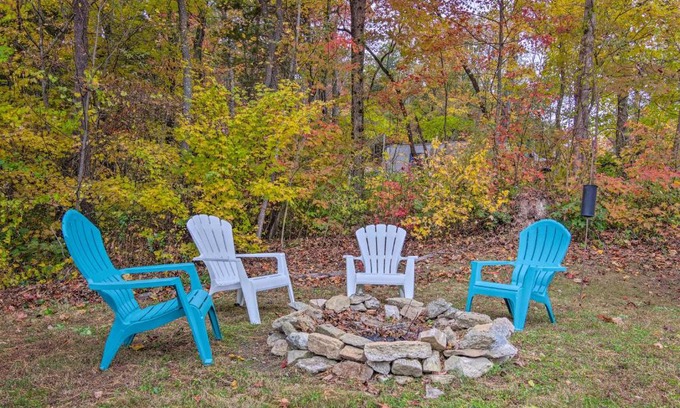 Balfour House | Cute and Cozy Hendersonville Getaway with Yard!