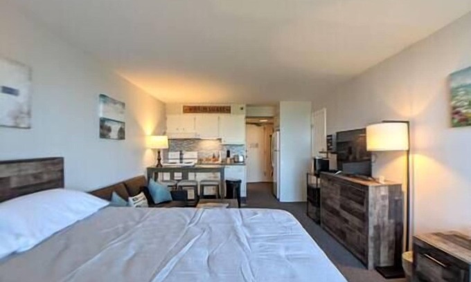 Weirs Beach Apartment | Cute Cedar Lodge Studio with Balcony & Lake Views!