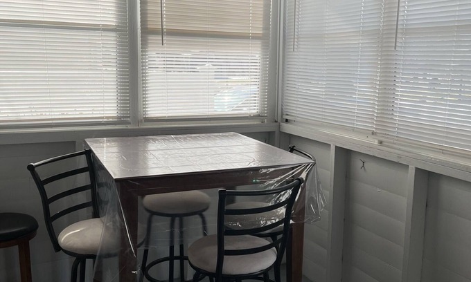 Geneva-on-the-Lake Cottage | Cute, clean, cozy and pet friendly cottage that is 10 minute walk to the strip.