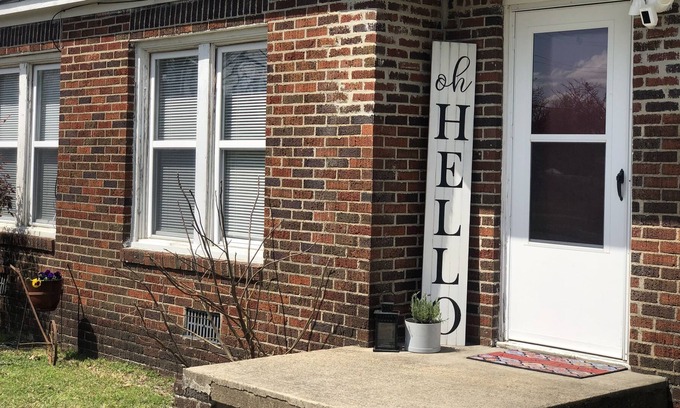 Mena Cottage | Cute Cottage by Janssen Park and Downtown Mena
