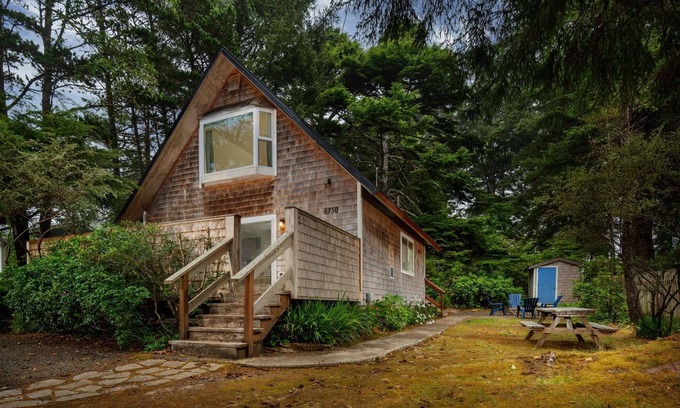 Gleneden Beach House | Cute & Cozy Cottage, *Pet Friendly* Walk to Beach W/Jacuzzi Fire-Pit in Wooded Setting