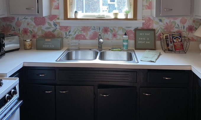 Irving Park Apartment | Cute crash pad w/free parking!