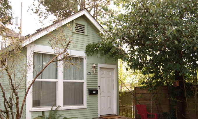 Amazon Apartment | Cute Studio House - Walk to U of O or Hayward Field