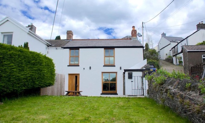 Llantrisant House | Cwmwl Gwyn Cottage in the heart of the old town