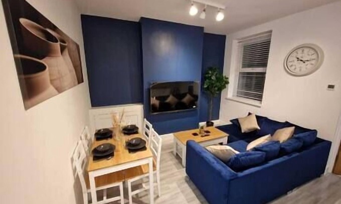 Plasnewydd Apartment | Cyfarthfa Double Room 3 - Shared Bathroom - Near City Centre