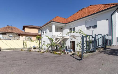 Gyor Apartment | Déli Terasz C Apartman Free parking, self-check-in anytime
