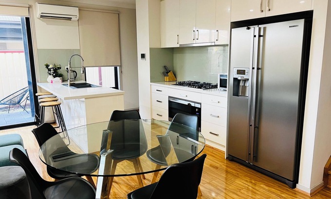 Braybrook House | D110 Sweet Melon Super Stay - fantastic, large group