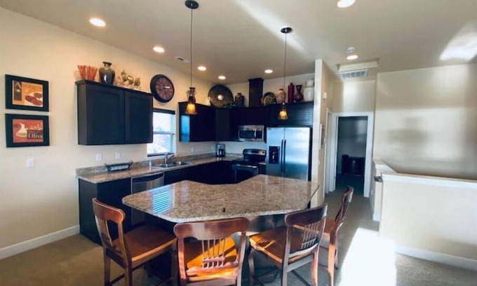 Quincy House | D14 Home by pool & Gorge shuttle. 2 decks w/Columbia/tennis courts/pool view