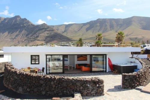 Urbanizacion Famara Villa | Daidas Beach House - with hot whirlpool in Famara