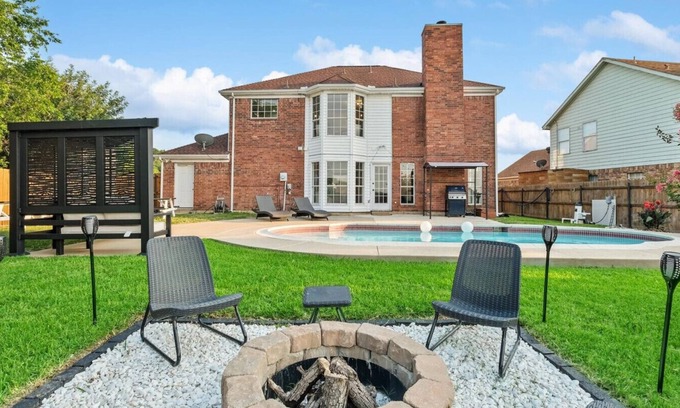 Dallas House | Dallas 5BR| Pool,BBQ,Fire pit, playground