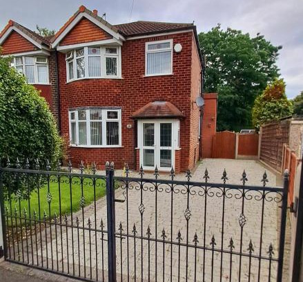 Trafford House | Dalton House - Three Bedroom Property Stretford free parking Near The Trafford Centre