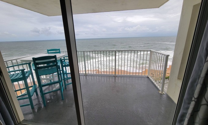 Seawinds Condo Condo | Dalton's sand and surf oceanfront 2-bedroom condo in enchanting Ormond Beach