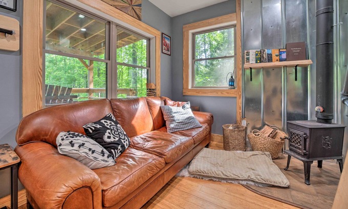Marshall Cabin | Darling 30-Acre Cabin w/ Fire Pit & Balcony!