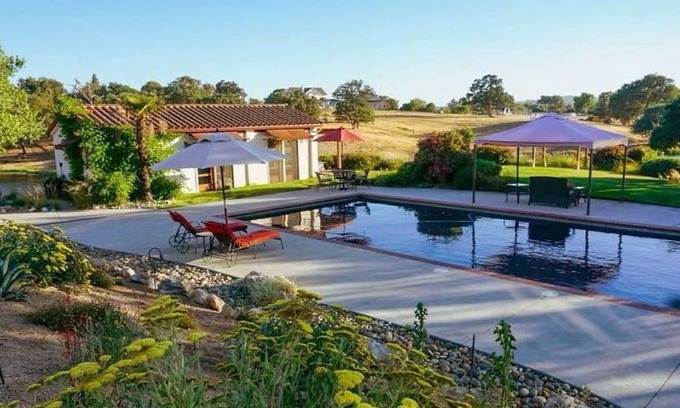 Paso Robles Cottage | Darling Cottage on the edge of a private lake ~ only 5 minutes from town