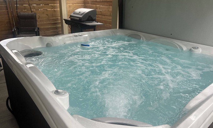 Kamloops House | Daylight Suite with Hot Tub Close to Airport Pet Friendly