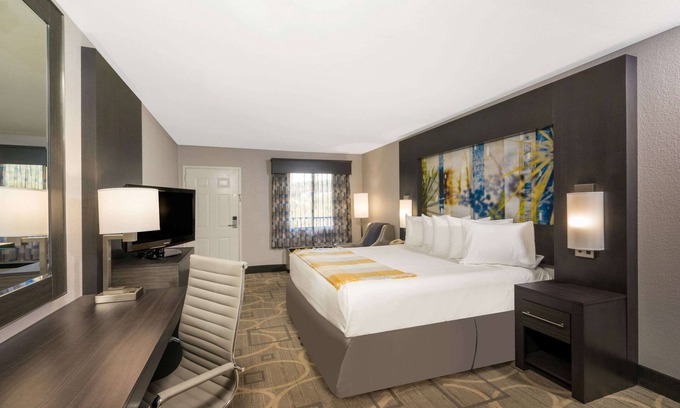 Woodfin Hotel | Days Inn by Wyndham Asheville Downtown North