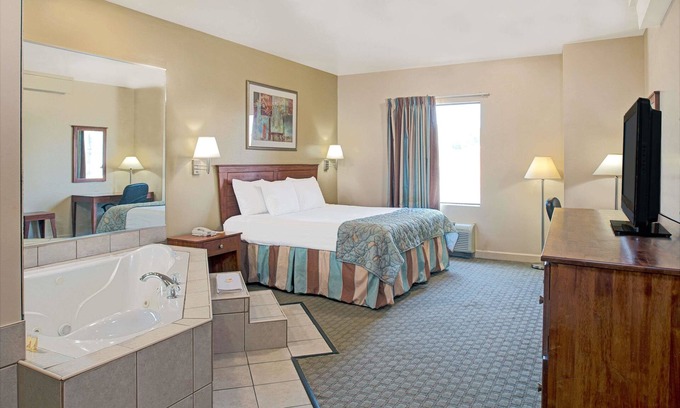 Downtown St. Louis Hotel | Days Inn by Wyndham Downtown St. Louis