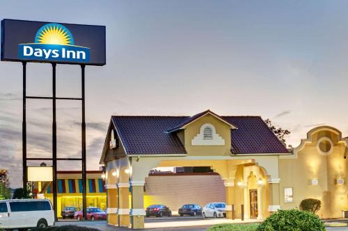 Edgewood Hotel | Days Inn by Wyndham Louisville Airport Fair and Expo Center