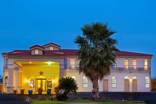 West San Antonio Hotel | Days Inn by Wyndham Near Seaworld San Antonio