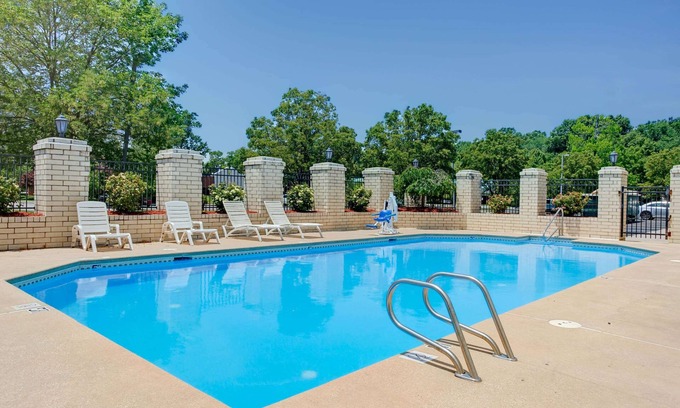 Central Newport News Hotel | Days Inn by Wyndham Newport News City Center Oyster Point