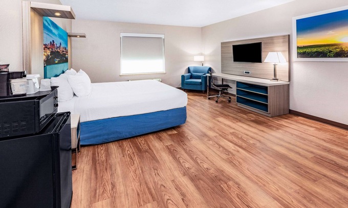 San Antonio Hotel | Days Inn & Suites by Wyndham San Antonio near Frost Bank Center